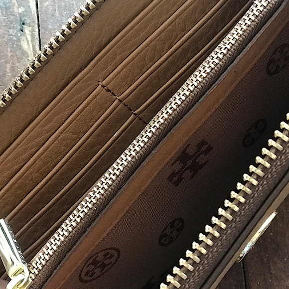 Tory Burch Robinson Zip Continental Wallet - Picture 4 of 5